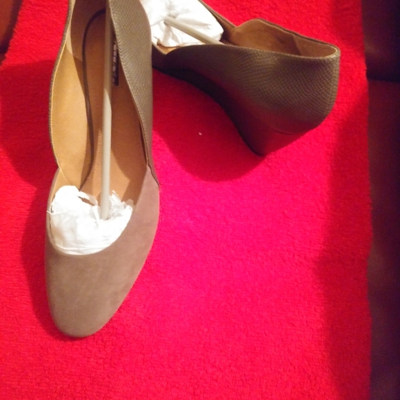 Tahari Wedged Heels Chicory Green - Picture 4 of 6